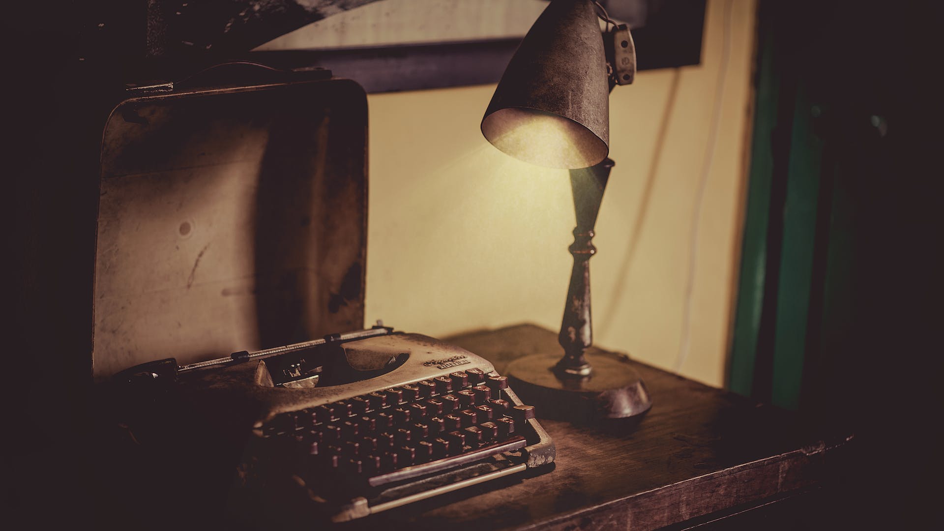 Vintage typewriter sits on a wooden desk, illuminated by the warm glow of a classic desk lamp, symbolizing content's true power in authentic storytelling.